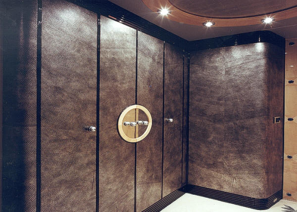 kastenwand in imitaite slangenleer